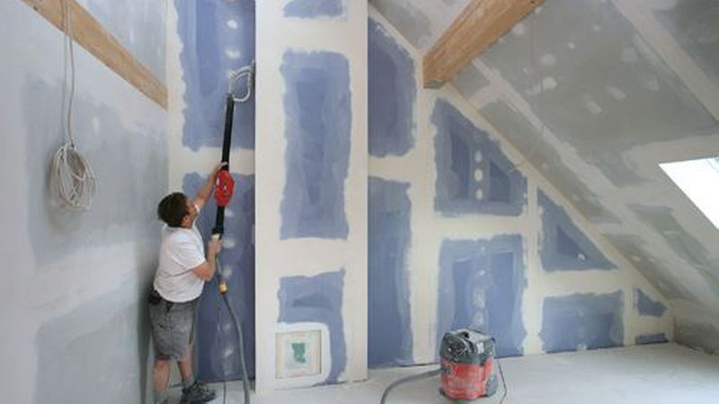 Auch in der Nachbearbeitung wie dem Schleifen gibt es bei den harten Jungs keine Unterschiede zu den normalen Platten. (Bild: Knauf)