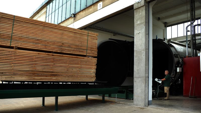 Das Holz wird in einen Autoklav gefahren und dort mit flüssigem Wachs bis in das Kernholz durchtränkt.Bild: Dauerholz AG