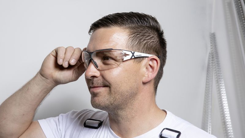 Farbspritzer, Holzspäne, Funkenflug, Dämpfe, Licht und mehr kann das Augenlicht gefährden. Die richtig ausgewählte Schutzbrille verhindert schlimmeres. (Bild: Adolf Würth GmbH & Co. KG)