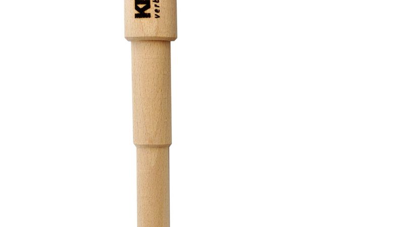 Mit dem Quellvermögen von Holz arbeitet dieser Holznagel von Knapp, um eine sichere Fügung herzustellen. Er ist in Buche und in Esche erhältlich.