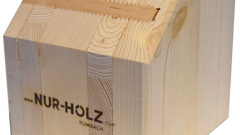 Die kraftschlüssige Schraubenverbindung entsteht, wenn die Buchenholzschrauben aufquellen und sich quasi spielfrei in ihr jeweiliges Bohrloch hineinpressen.