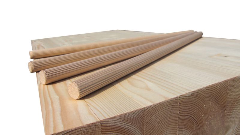 Der sehr trockene Holzdübel nimmt nach dem Eintreiben die Feuchtigkeit aus dem umgebenden Holz an.