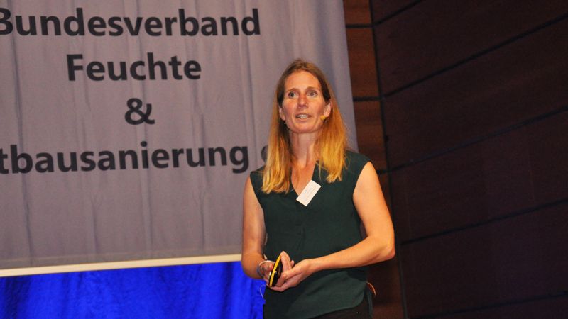 Warum es ein neues WTA-Merkblatt zu „Schimmel auf Holz“ geben wird und was es beinhaltet, darüber referierte Judith Meider (zusammen mit Ulrich Arnold). Quelle: B+B Bauen im Bestand/M. Henke