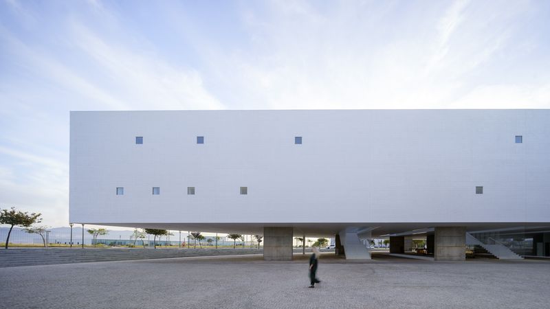 Eine besondere Erwähnung in der Kategorie Architekur bekam die „Facultad de Psicología y Logopedia de la Universidad de Málaga“ von Llps arquitectos. Um die Verlegung der Verkleidung an der Fakultät zu erleichtern, wurde ein Netzsystem verwendet.