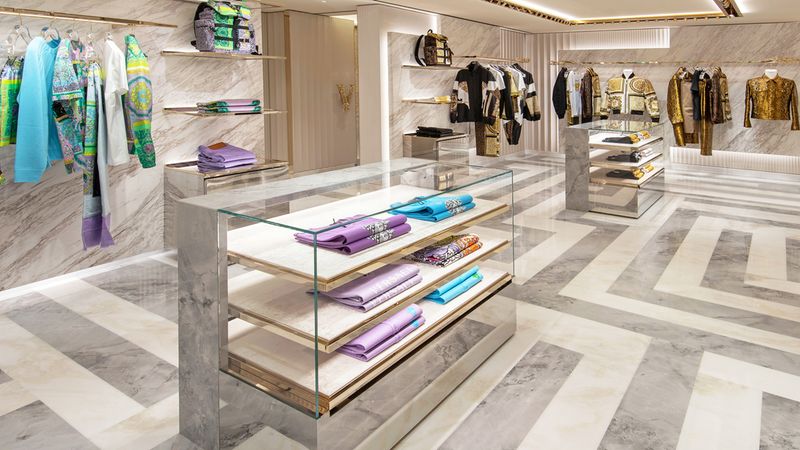 Die neue Versace-Boutique in Paris entfaltet eine außergewöhnliche verkäuferische Szenerie.