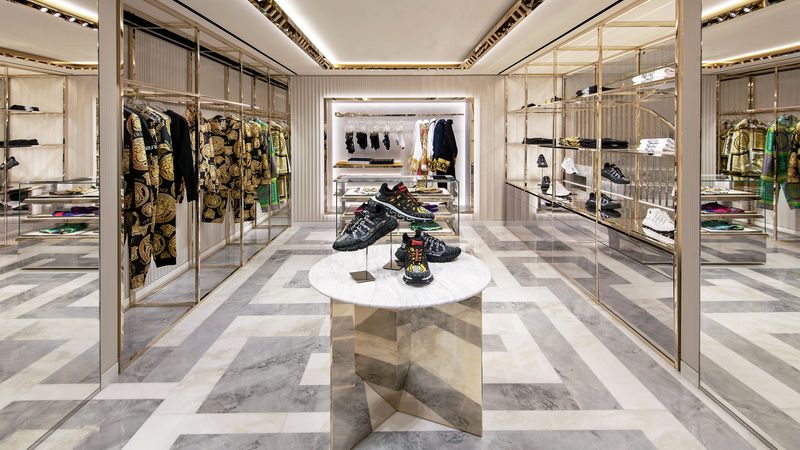 Indirekte Beleuchtung, Spiegelflächen und Marmor wie ein Mäander sind elementare Gestaltungselemente der Boutique.(