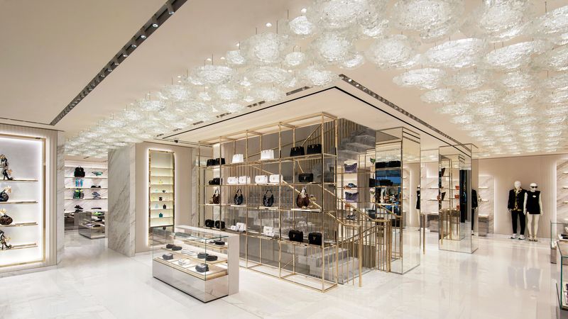 Die massiven Deckenleuchten im Zeichen der Medusa – das Logo der Versace  - wurden exklusiv von den Glas-Meistern des Unternehmens Vistosi  gefertigt