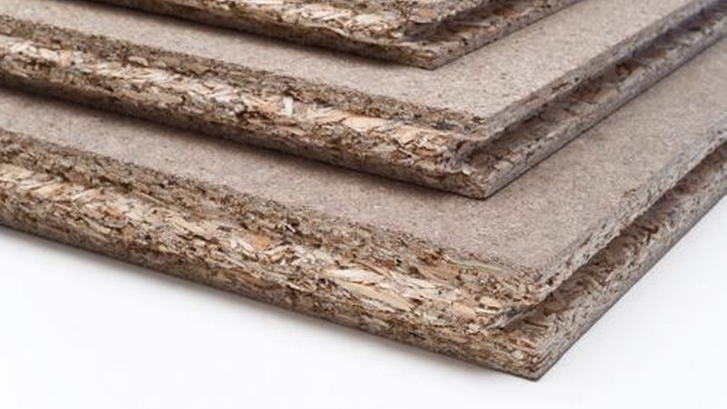 Über die groben Kanten von Span- und OSB-Platten kann Feuchtigkeit sehr leicht ins Innere eindringen. ... (Bild: Pfleiderer)