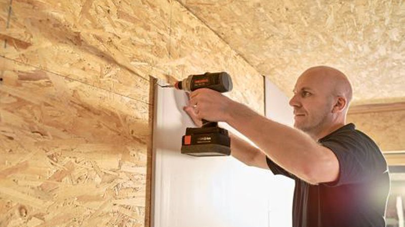 Bei Trennwänden wird die untere OSB-Beplankungslage durch die obere Gipsplattenlage ausreichend geschützt. Im Spritzwasserbereich eines Bades muss zusätzlich abgedichtet werden. (Bild: Egger)