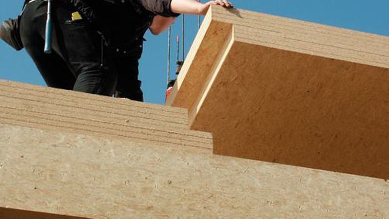 Im Außenbereich können auch OSB 4-Platten zeitlich nur begrenzt bewittert werden, dann müssen sie abgedeckt werden. (Bild: Swisskrono)