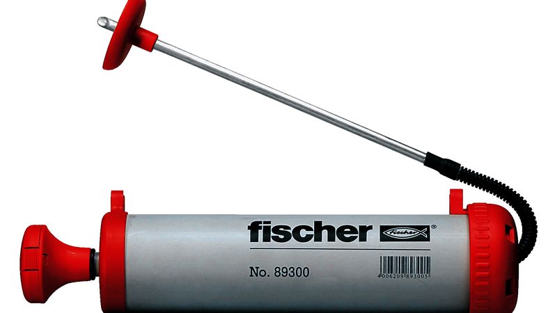 Für chemische Verankerungen müssen die Bohrlöcher sorgfältig und nach Herstellerangaben gereinigt werden. Dafür gibt es Bürsten und Ausbläser. (Bild: Fischer)