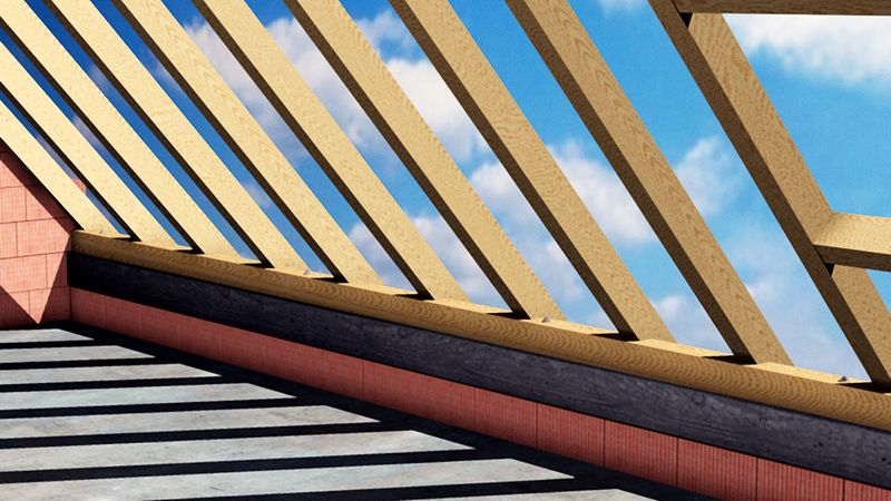 Mit Betonschrauben können Gebäude in Holzständerweise sicher verankert werden; das gilt vor allem für Schwellen, Rahmenelemente, Stützenfüße oder Dachpfetten. (Quelle: Fischer)