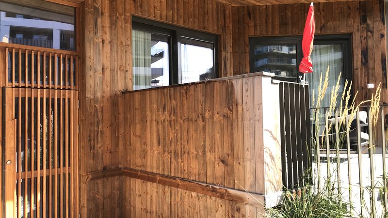 Auf den Balkonen und Terrassen des neuen Wohnhauses Äril in der schwedischen Hauptstadt Stockholm kommen Holzdielen in skandinavischen Rottönen an der Fassade zum Einsatz.. Quelle: Fischer