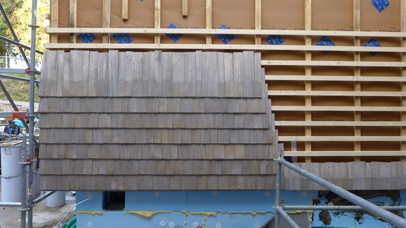 Die Fassadenbekleidung aus Fichteschindeln an den Gebäudeteilen E und F des Besucher- und Informationszentrums (BIZ) des Nationalparks Schwarzwald wurde an einer Holz-Unterkonstruktion befestigt, die über Langschaftdübel im Beton verankert wurden.