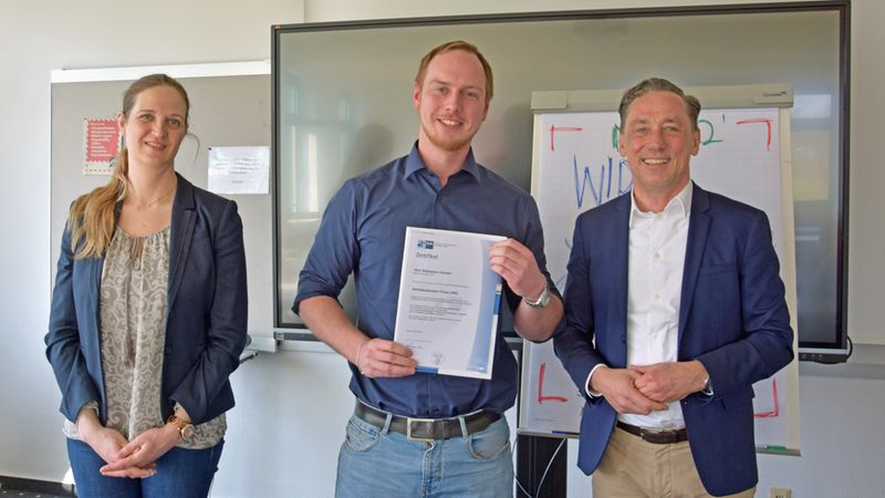 Wir gratulieren des Weiteren: Sebastian Hansen (Mitte), ...
