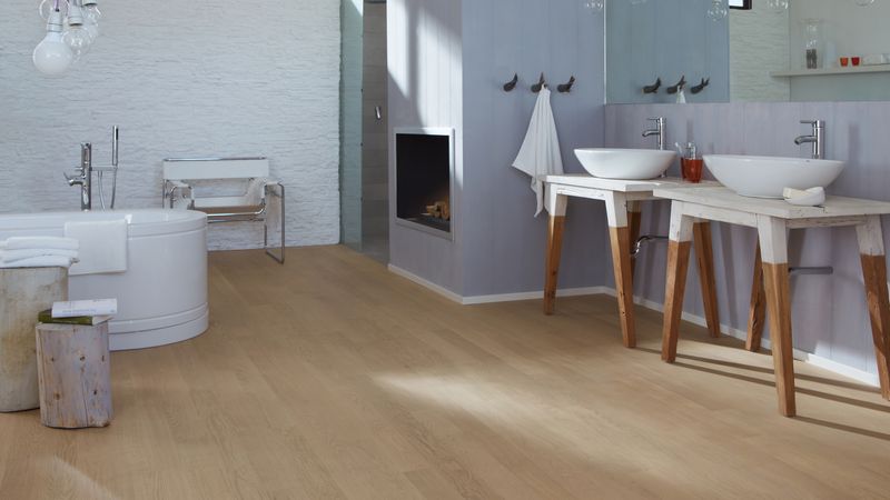 Holzboden im Bad: Holzarten, Einbau & Pflege