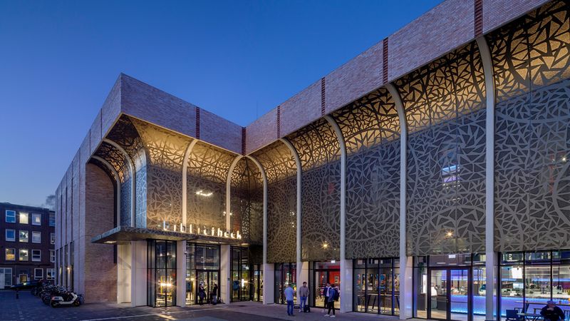 Die Schleierfassade aus Aluminium verleiht dem Baukörper ein dekoratives Aussehen.