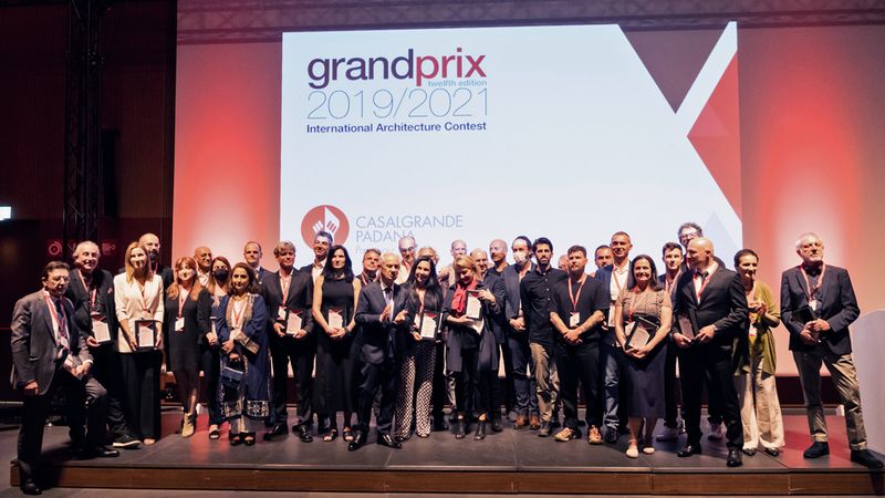 Das gemeinsame Foto bildete des Abschluss der Preisverleihung. Mittig im Anzug ist der Präsident von Casalgrande Padana, Franco Manfredini, zu sehen.