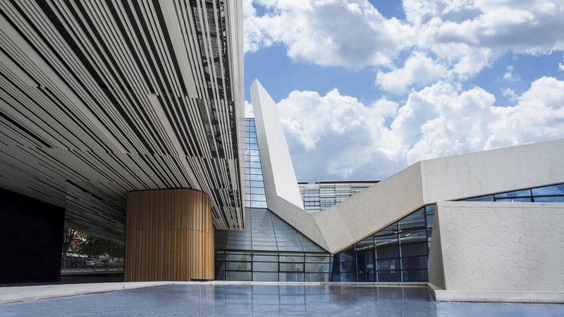 An der Zentrale der Angelini in Rom (3. Platz) werten keramische Fassadenelemente die Geometrie des Gebäudes auf.