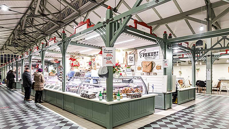 Fliesen in kleinen Formaten in der Markthalle von Oulo in Finnland harmonieren mit dem historischen Gesamtbild.