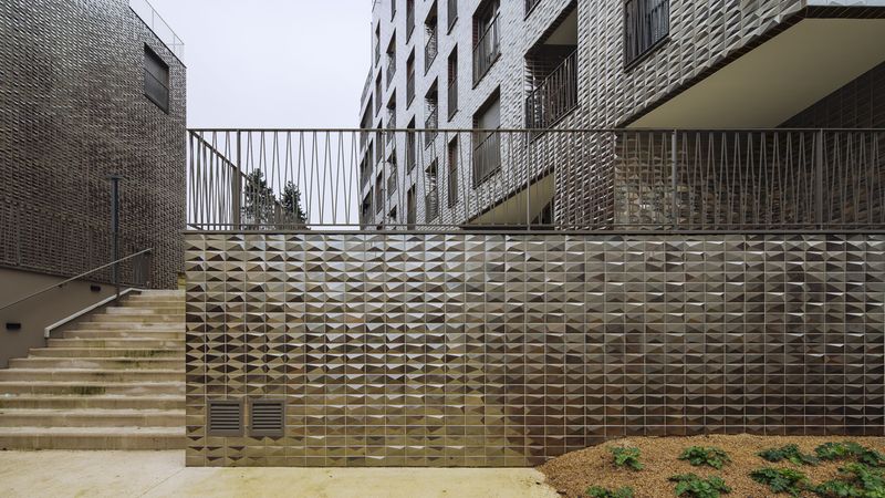 Das Material „Diamante“ in der Ausführung Gold  – hier am Projekt „Urbagreen“ im französischen Romainville (1. Platz)  – schafft eine Gebäudetextur wie aus Bossen.