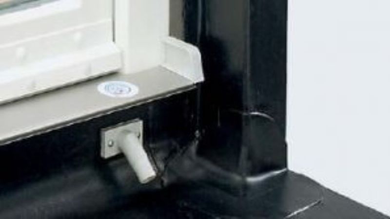 6. Der Anschluss im Wand- sowie Balkontürbereich ist fertig hergestellt. Der Ablauf der zu erwartenden Wassermengen erfolgt gezielt und kontrolliert über die eingebauten Entwässerungsöffnungen. Ein Schlauchanschluss ist zusätzlich möglich. Nach Fertigstellung durch Aufbringen weiterer Schichten ist der Übergang barrierefrei.