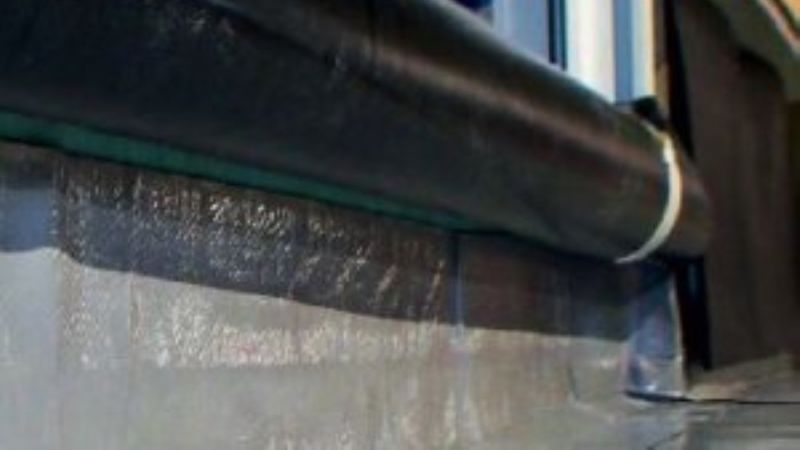 1. Bauseits wird die Dampfsperre an die speziell für den barrierefreien Übergang konstruierte Türschwelle mit bereits werkseitig aufgebrachterKunststoff-Dach- und Dichtungsbahn angeschlossen.