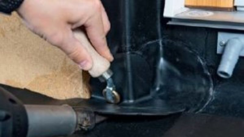 5. Dann erfolgt der Einbau von System-Formteilen (Außenecken) an den Außenkanten der Balkontürlaibung.