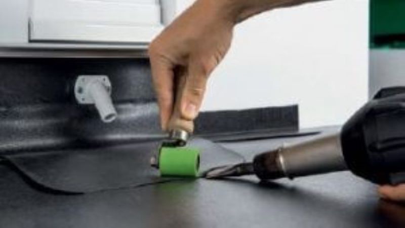 2. Anschließend wird eine Zuschnittsbahn auf die Flächenabdichtung aufgeschweißt. Des Weiteren werden ausreichend dimensionierte Rinnen mit Anschluss an die Entwässerung im Türbereich eingebaut. Auch die Barrierefreiheit gemäß DIN 18040 ist so erfüllt.