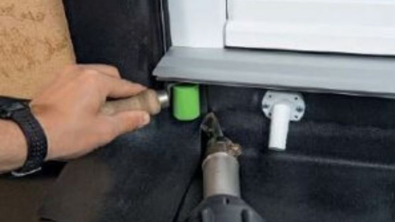 3. Seitliche Wandanschlüsse neben der Balkontür werden mit einer System-Zuschnittsbahn hergestellt und mit dem Heißluftschweißgerät verschweißt. Die Kehlfixierung wurde zuvor fachgerecht eingebaut.