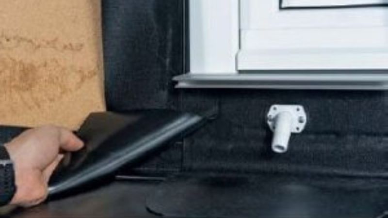 4. Die Anschlussbahn wird in die Balkontürlaibung angepasst. Der Rücksprung in der Fassade wurde dabei materialhomogen ausgebildet und fachgerecht abgedichtet.