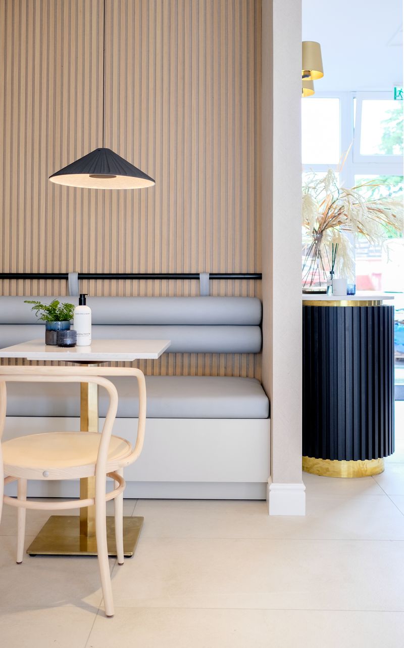 Das Saloesso ist eine gelungene Synthese aus freundlichen Pastelltönen und Accessoires in elegantem Navy-Blau