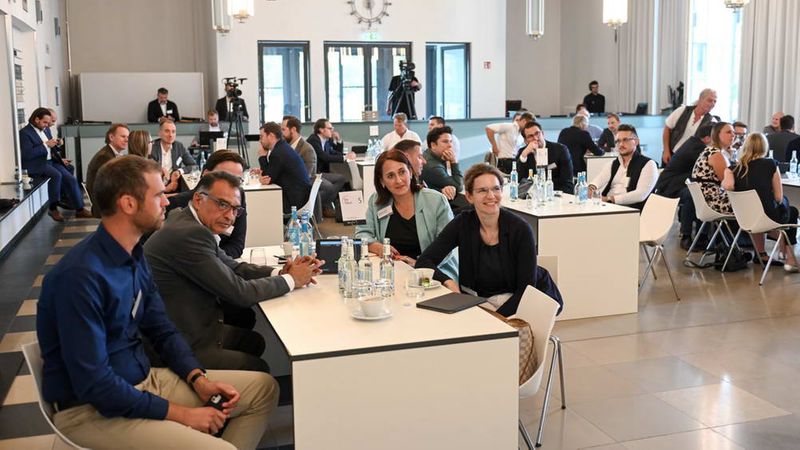 13 vollbesetzte Tische gab es in der Location 