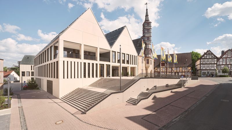 Einen gelungenen Umgang mit dem Thema Bestand bescheinigt die Jury den vier Finalisten des Deutschen Nachhaltigkeitspreis Architektur: dem Rathaus Korbach, …