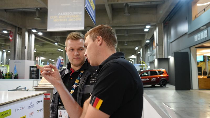 Yannic Schlachter bespricht sich mit Bundestrainer Marcel Beyer.