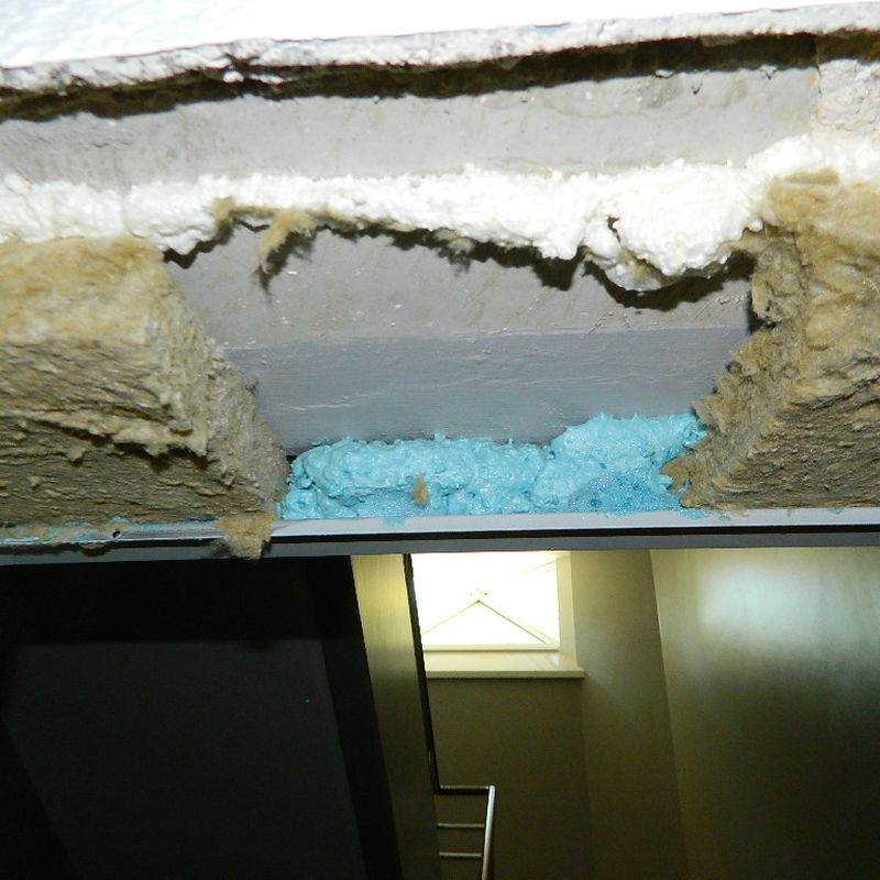 Hinterfüllung der Zarge mit nicht zugelassenen und unterschiedlichen Materialien