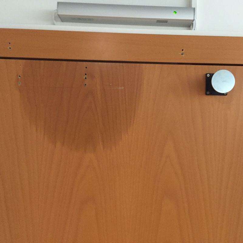 Bei der versuchten unzulässigen Nachrüstung einer Feststellanlage wurde der innenliegende Türschließer angebohrt