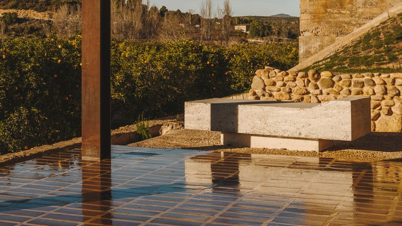 Kategorie Architektur: „Una pérgola abierta a la huerta“ von Bona fide taller (Alejandro Martínez del Río). Ziel dieses Projektes war es, das Randgebiet einer Kleinstadt im Landesinneren von Castellón zu beleben. Für die Pflasterung des Platzes und das Dach der schützenden Pergola wurde ein einziges Fliesenmodell verwendet.