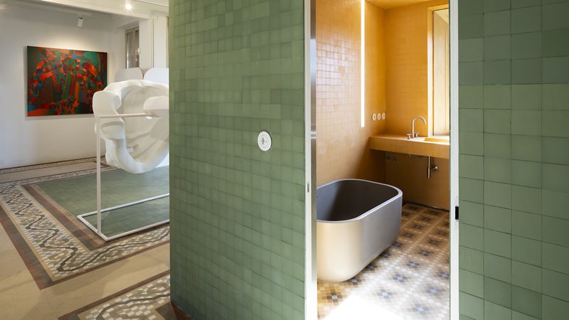 Kategorie Innenarchitektur: „Vivienda/Galería en la Gran Vía de Granada“ von Annona Arquitectura (Silvia Cabrera Jiménez & Felipe Hita Suárez und Ana Frías colaboration). Für Böden, Wände, Decken und Möbel wurden keramische Materialien verwendet. Die Farbe kennzeichnet die durch das Projekt geschaffenen neuen Bereiche und integriert gleichzeitig das vorhandene Bodenmosaik.