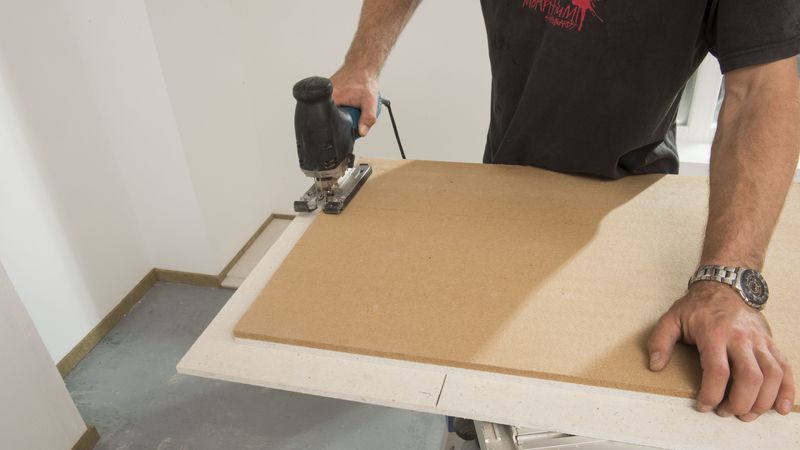 Für die Verlegung der ersten Reihe den Stufenfalz an jenen Platten abschneiden, die direkt an die Wand stoßen.