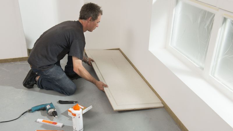 Dann das erste „Fermacell“-Gipsfaser Estrichelement verlegen. Die Verarbeitung kann an der Wand gegenüber der Tür begonnen werden.