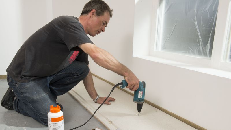 Zum Schluss die Platten durch Verschrauben oder Klammern befestigen.