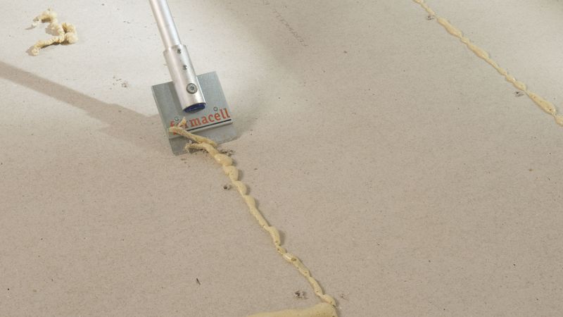 Nach etwa 24 Stunden ist der Kleber ausgehärtet und kann abgestoßen werden. Nun können die Oberbeläge aufgebracht werden.