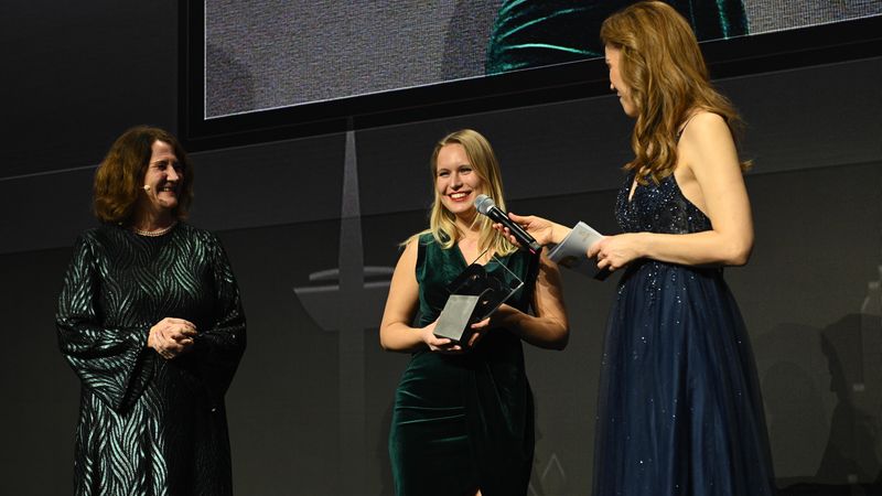 Studentin des Jahres Kathrin Scheidhammer nimmt ihre Trophäe auf der Bühne entgegen.