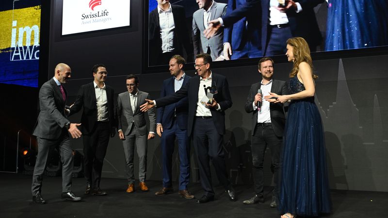 Das Team von Reos kommt auf die Bühne.