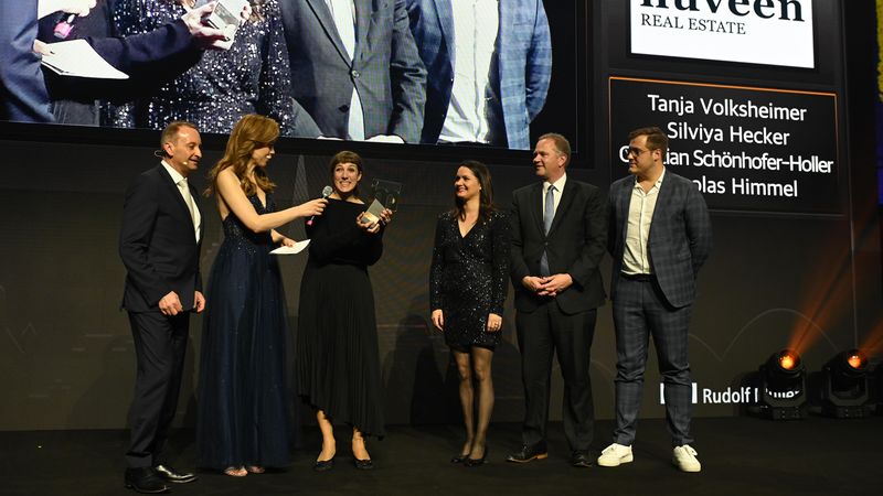 Das Team von Nuveen Real Estate nimmt den Preis entgegen.