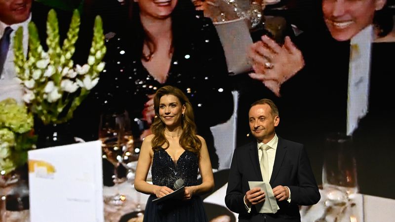 Unsere Award-Partner durften die Siegerumschläge öffnen.