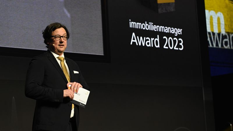 Chefredakteur André Eberhard auf der großen Bühne.