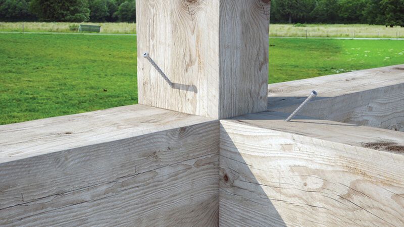 Vollgewindeschrauben (VGZ EVO) sind die Verbinder bei Anwendungen für Anschlüsse von Nebenträgern an Hauptträger oder Stützen. Die Beschichtung eignet sich auch für Hölzer mit Gerbsäuren, imprägnierte oder chemisch behandelte Hölzer.