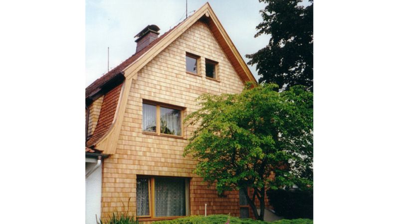 Holzschindeln finden sich zunehmend auch wieder an Fassaden moderner Gebäude. Ob sie ohne chemischen Holzschutz eingesetzt werden können, hängt von der Holzart und der Fertigungsart ab.